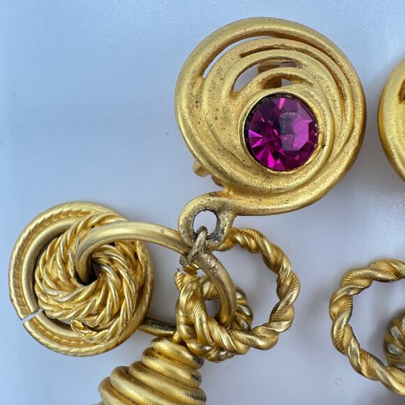 1980s vintage gold tone pink rhinestones massive faux pearl clip on earrings - Picture 3 of 9